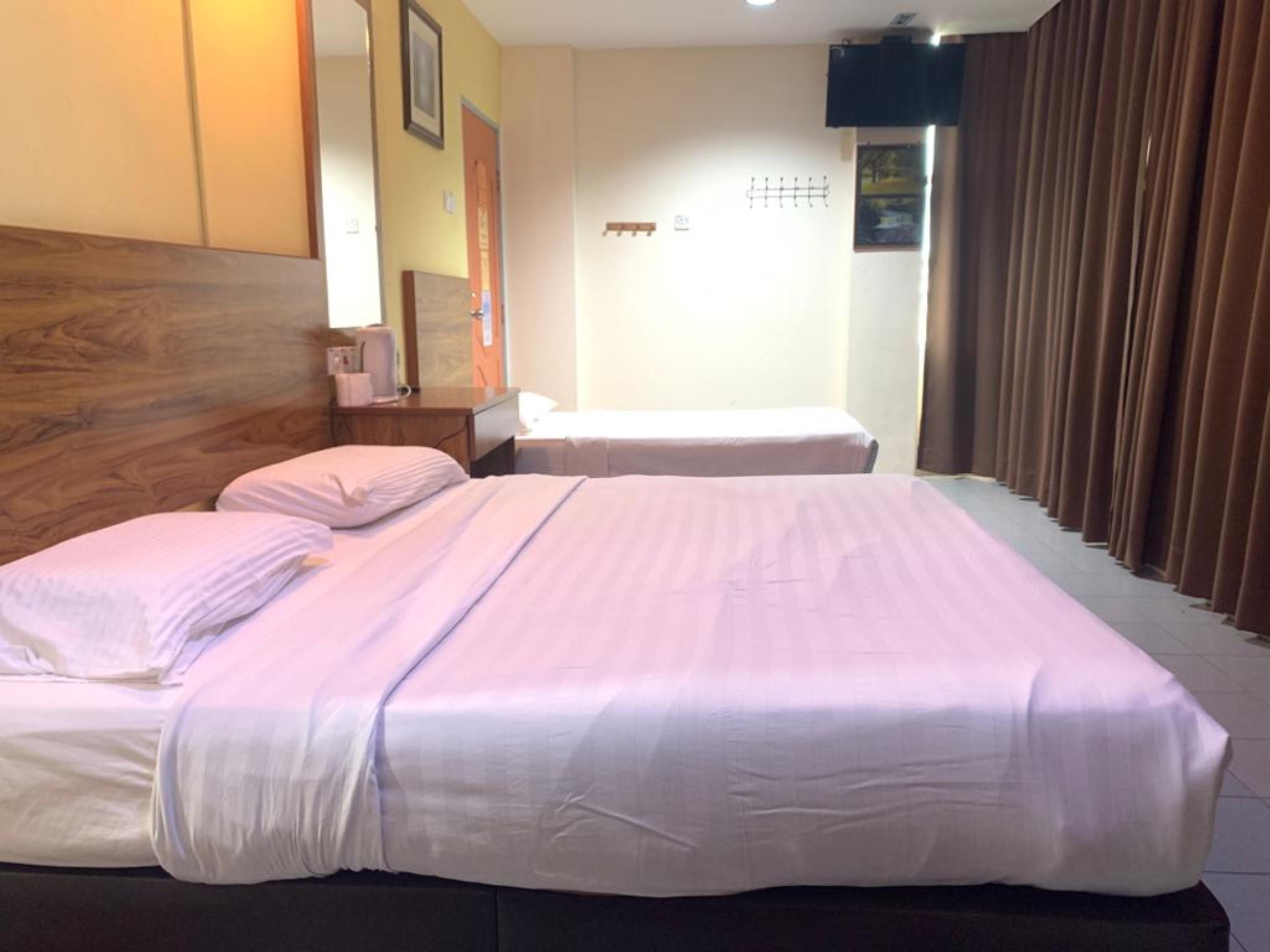 Oyo 89877 Sun Triang Hotel Kampong Kerayong Eksteriør billede