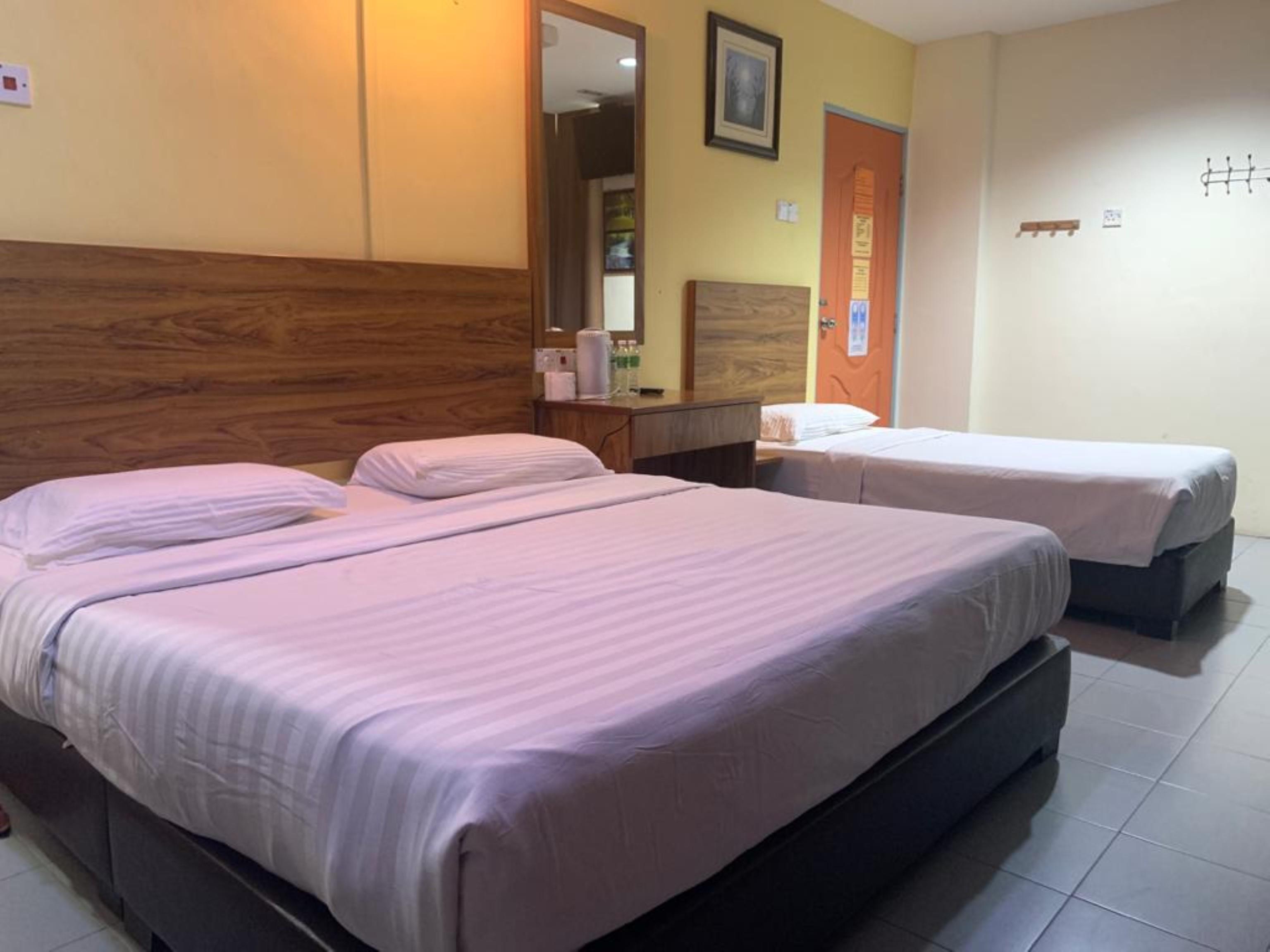 Oyo 89877 Sun Triang Hotel Kampong Kerayong Eksteriør billede
