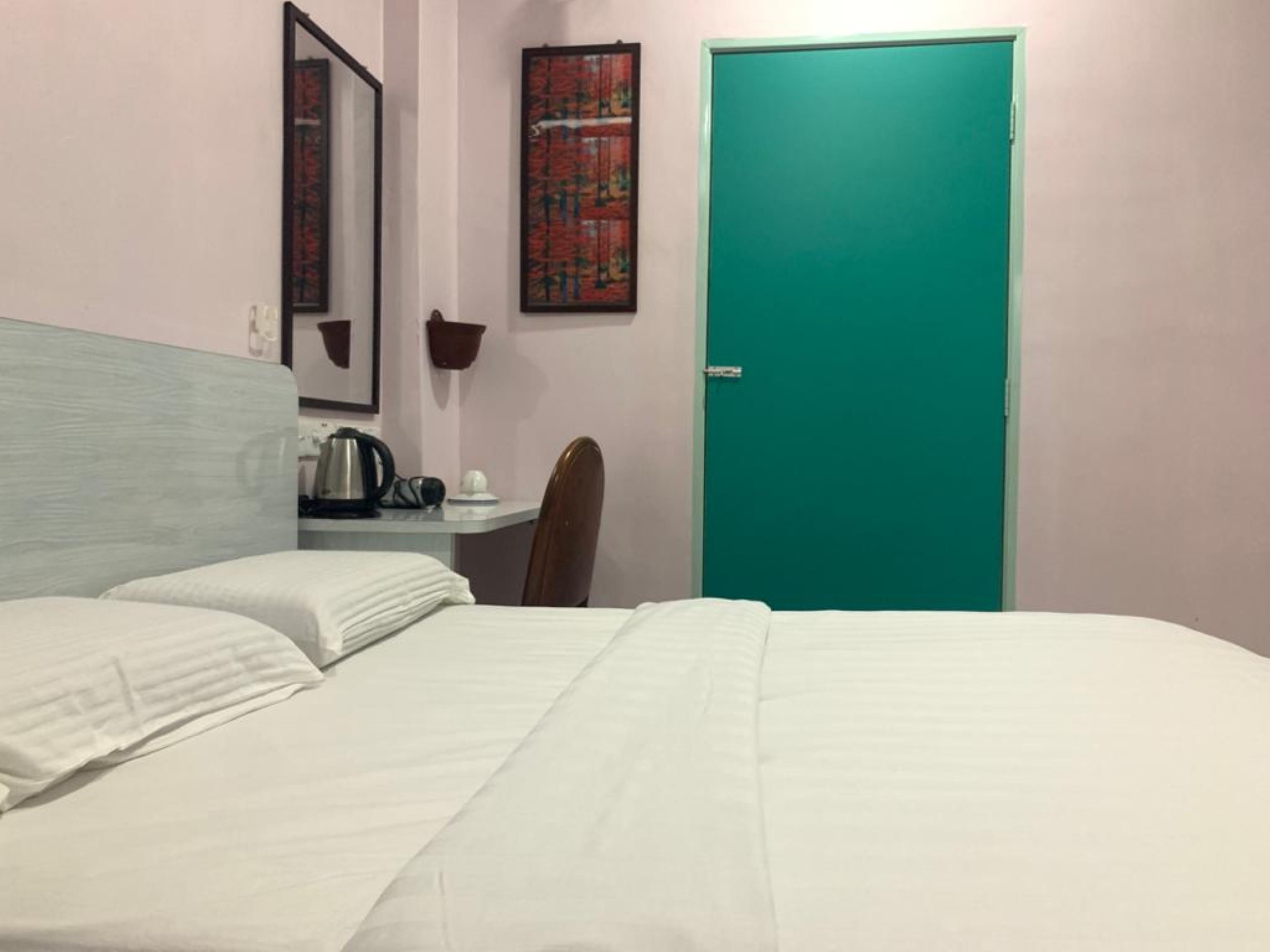Oyo 89877 Sun Triang Hotel Kampong Kerayong Eksteriør billede