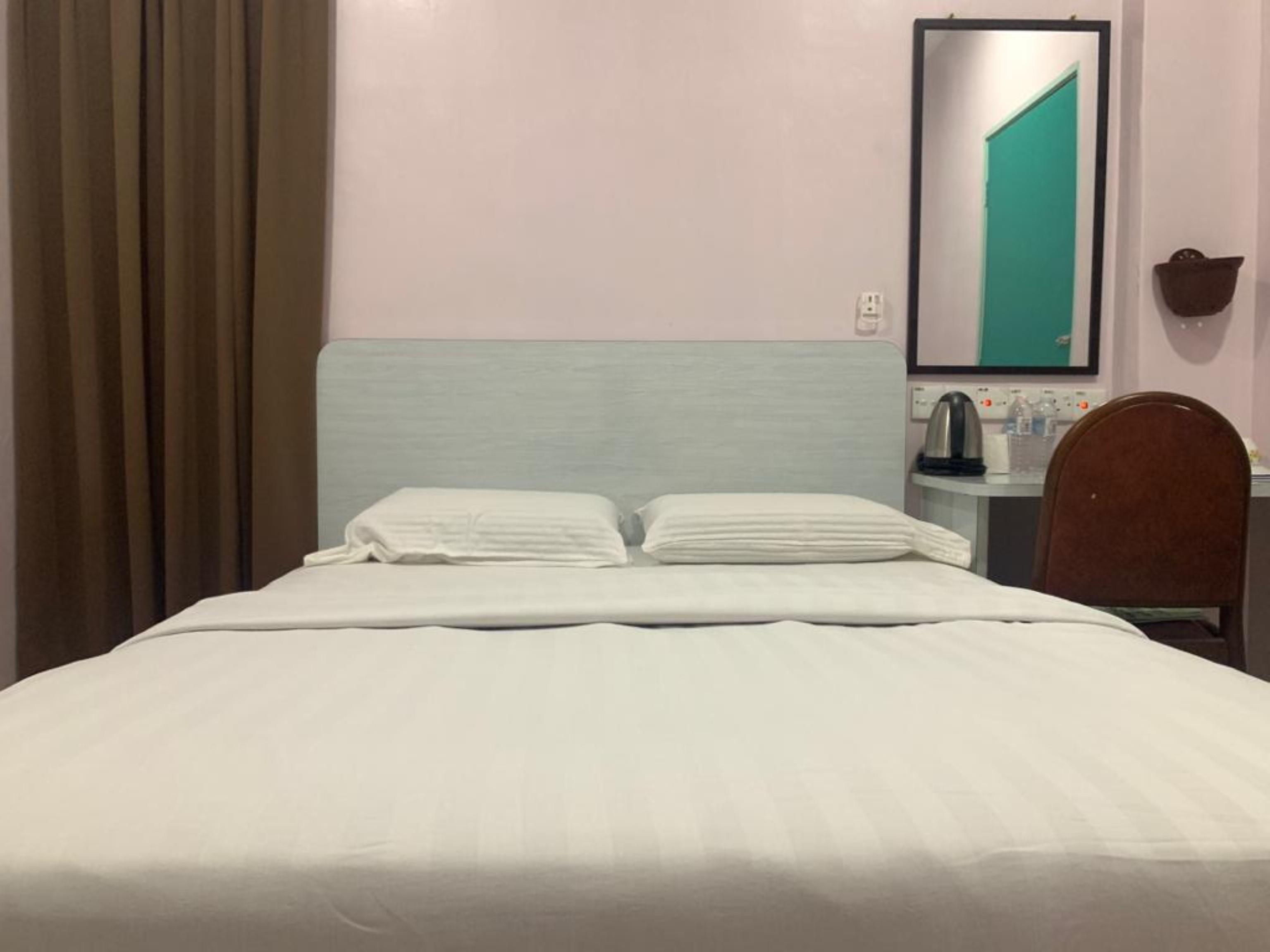 Oyo 89877 Sun Triang Hotel Kampong Kerayong Eksteriør billede