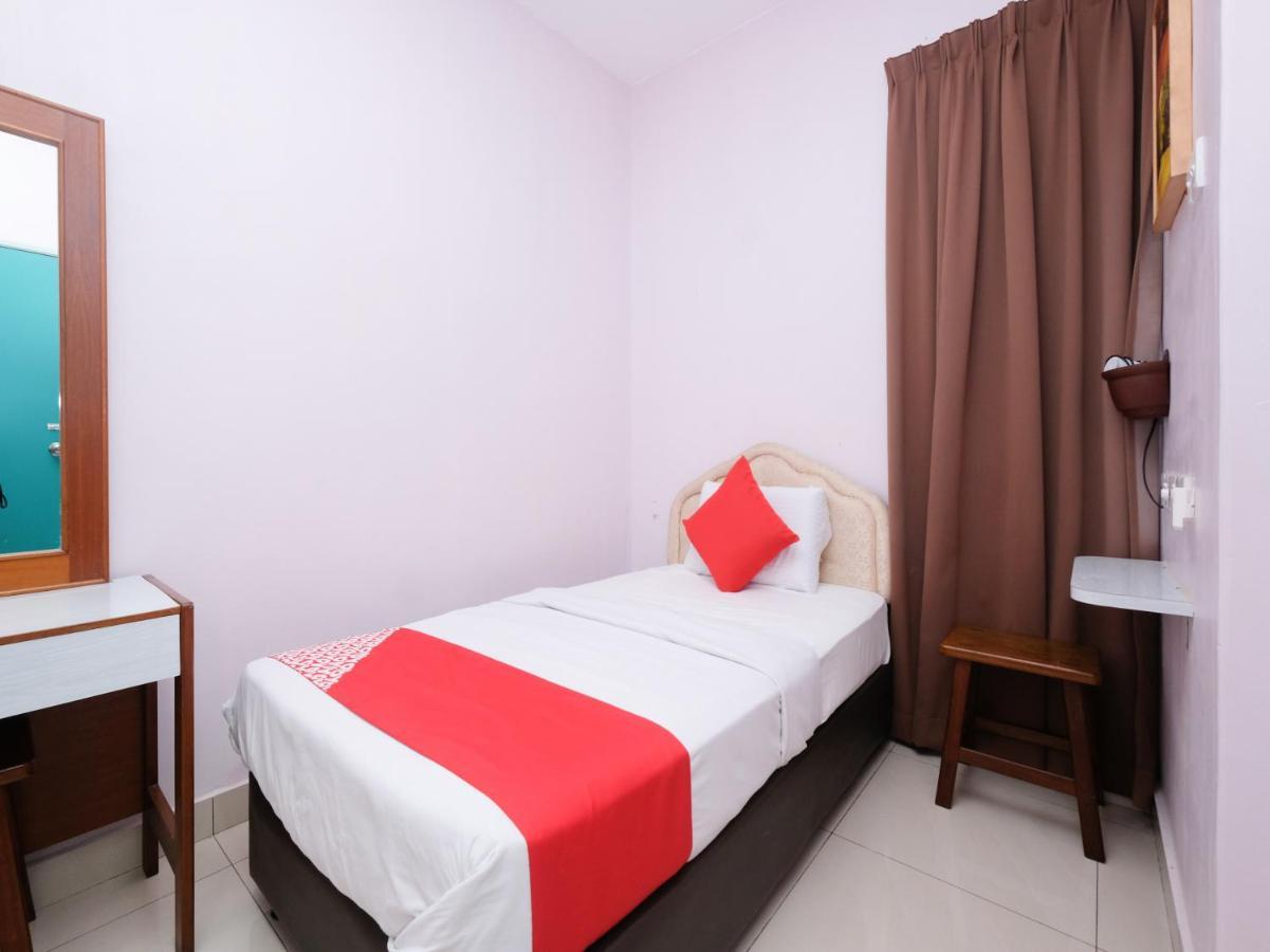 Oyo 89877 Sun Triang Hotel Kampong Kerayong Eksteriør billede