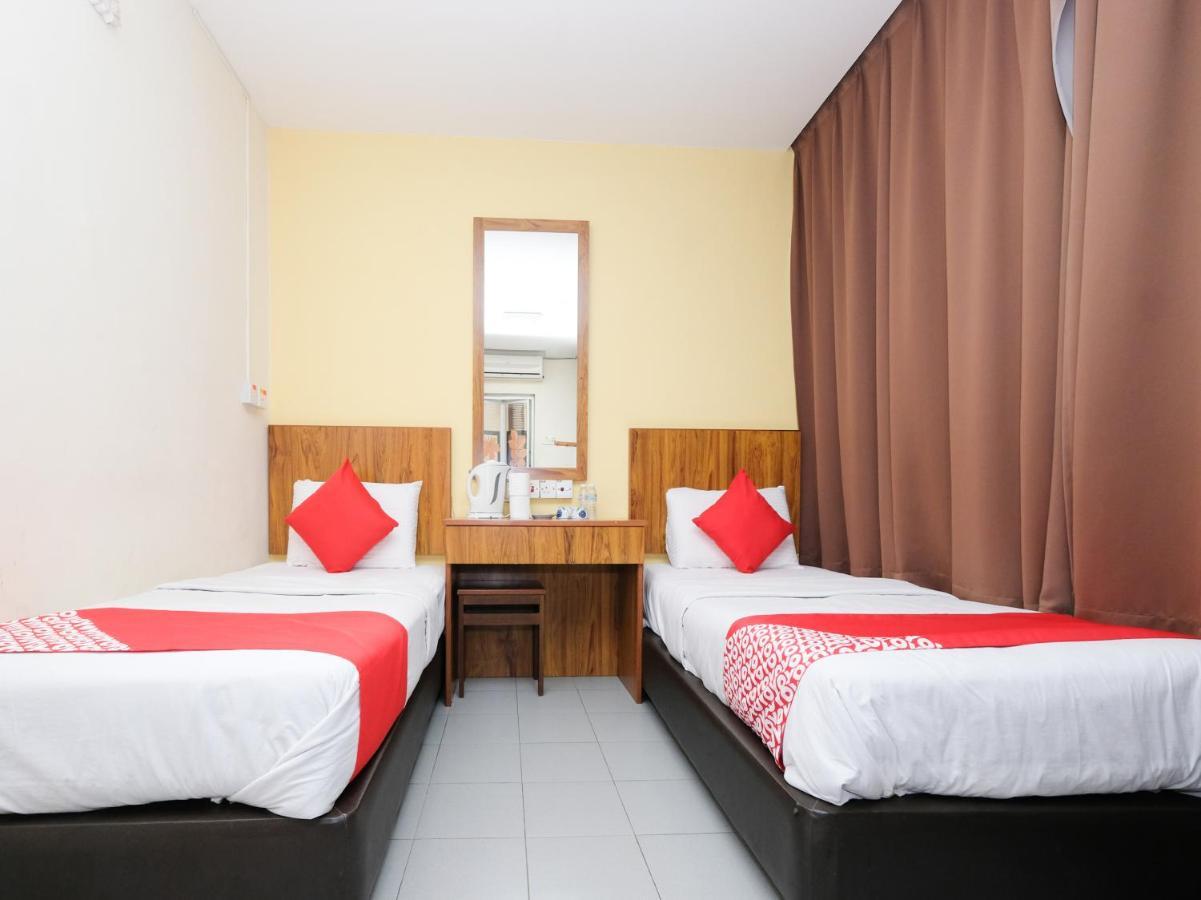 Oyo 89877 Sun Triang Hotel Kampong Kerayong Eksteriør billede
